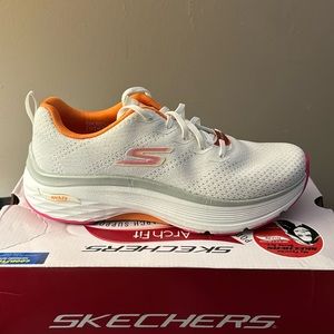White Skechers ArchFit Sneakers - Like New